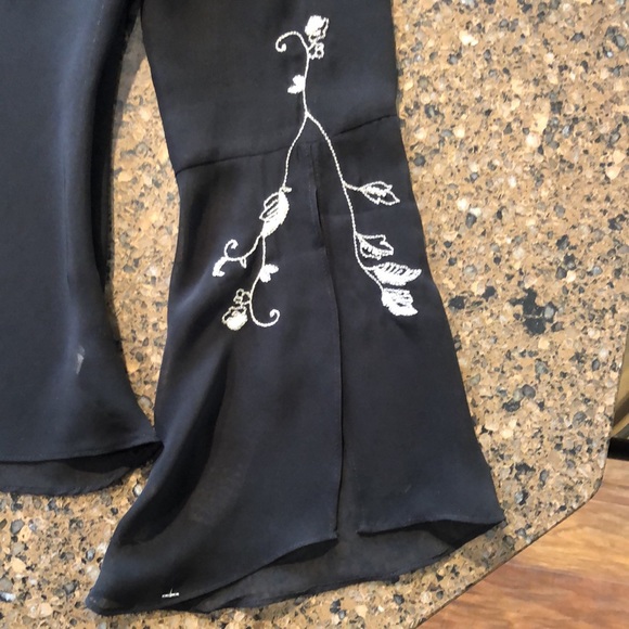 EUC Sheer bell-sleeved top from NY&C - Picture 3 of 5